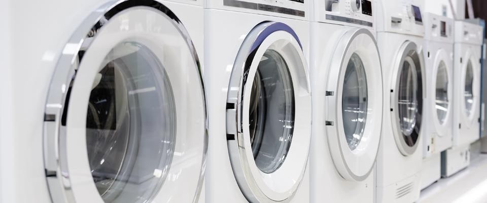 Rangée de laveuses neuves en magasin