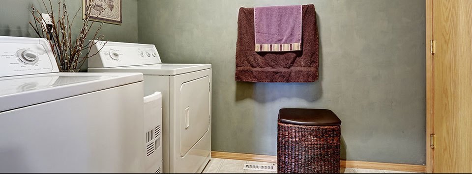Salle de lavage avec laveuse et sécheuse