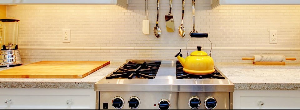 Cuisinière au gaz avec bouilloire jaune dans une cuisine